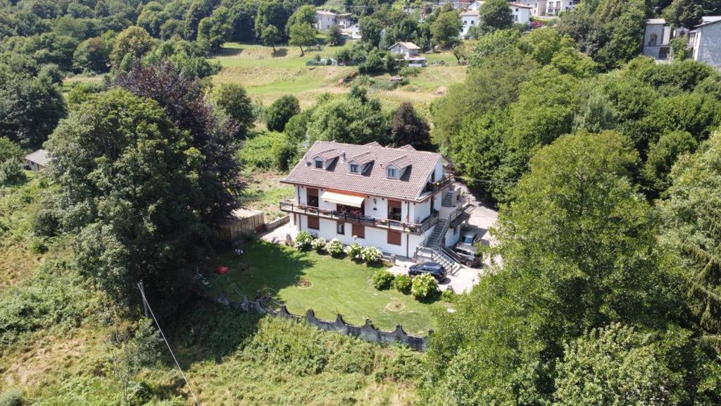 Villa Immersa Nel Verde A Lanzo dʼIntelvi エクステリア 写真